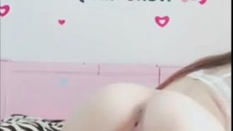 人気のネット有名人ディアガールが純粋な女子高生の制服の誘惑の完全版で顔を見せます