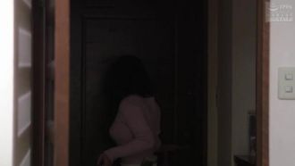 单位少妇午休时约我吃个快餐，说逼痒痒了，为她老公默哀