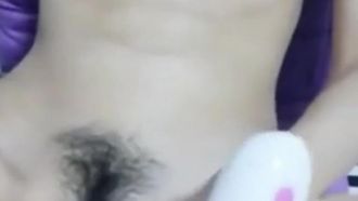 純粋でかわいい若いホステスは、妖精イードゥオのかわいいオナニーショーを持っています。女の子は少し痩せていて、オナニーしてマンコに挿入します。