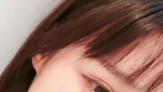 高顏值短髮萌妹子KIKI道具黑屌騎乘玻璃棒抽插跳蛋震動高潮噴水呻吟大聲非常誘人