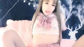 クリーム色の恋人のスレンダーな女の子がセクシーな黒のストッキングと小道具でオナニーし、バイブレーターでお尻にバイブを挿入します、クローズアップ