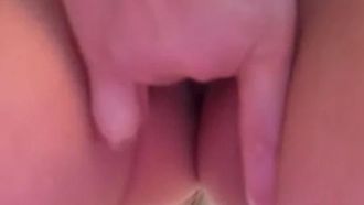 可爱萌妹在嫩鲍鱼中插入签字笔紫薇边插边叫