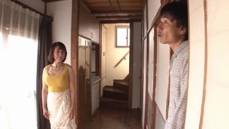医師が胸を触診している間に変態熟女がオーガズムに達した