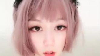 是小雨啊气质白皙眼镜妹子全裸自慰，大白奶子假吊抽插上位骑坐掰穴特写
