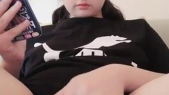 00后馒头逼妹妹一线天肥逼隔着内裤自摸，张开双腿揉搓拨开近距离特写非常诱人