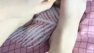 37C娃娃红唇性感妹子香蕉自慰诱惑，近距离特写香蕉抽插再用振动棒