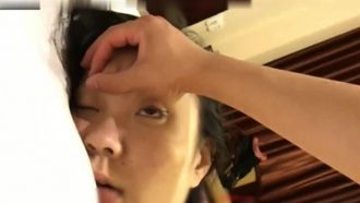 普通の大学に通う純粋で活発なスレンダーな女の子は、WeChat で変態ネットユーザーとチャットし、夕食に会いました。彼女は酔ってホテルに連れて行かれ、裸にされて気軽に遊ばれました。