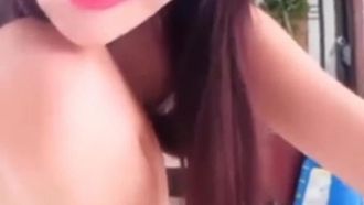 Goddess anchor Qin Baoer boldly exposes her tender pink pussy in the living room at home. Her slender legs are so attractive