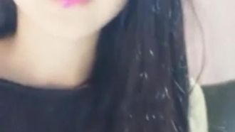 這個小蘿莉也太可愛了 很喜歡和狼友聊天 喜歡吃棒棒糖 舔的好有滋味 練過舞蹈身體很柔軟 太想舔這一字馬姿勢了