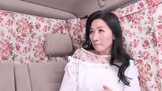 最初はとても恥ずかしがっていた美女だったが、太ももを広げられると徐々に欲情してきた