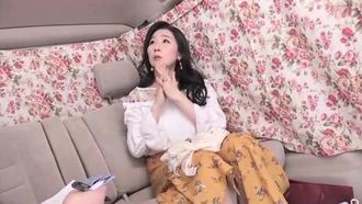 最初はとても恥ずかしがっていた美女だったが、太ももを広げられると徐々に欲情してきた