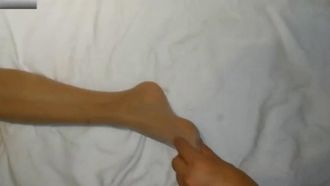 孤独なホワイトカラーの女性が男性ネットユーザーとオンラインでデートし、一緒に食事をした後にホテルに連れて行かれ、裸になって女の子の透明な下着をいじりました。それは非常に熱い1080Pのオリジナルバージョンでした。