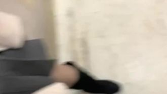 おじさんは酔った女の子をホテルに連れて行き、ベッドの上で下着を脱いで直接セックスを始めました。