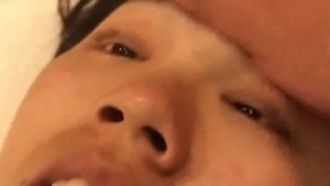 來大姨媽的短髮妹子遭渣男下藥鼾聲如雷，被抽插的太用力突然叫出了聲
