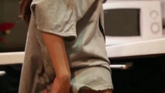 A big-breasted model with snow-white skin wears lace to seduce people by revealing her slender legs.