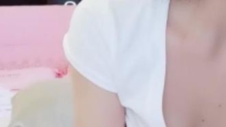 [中文主播外流]长的像小龙女的甜美女主播，看她浅浅微笑，立马买票上车