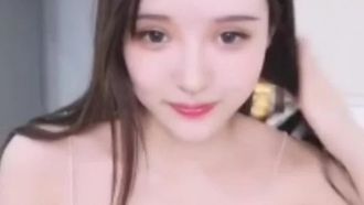 [中文主播外流]美少女全裸嫩逼搔首弄姿~不用多久就全脱了！！