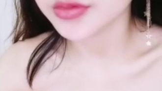 顏值不錯萌妹藍色情趣裝手指扣逼跳蛋加玻璃棒抽插自慰出白漿