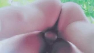 兩個村姑模樣的零零後小姊妹和個雞巴還挺大的青年到山上林中野戰