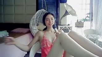 【中国アンカー流出】UTマオマオは大勢のオタクや女神アンカーをマイク付きの椅子に座らせ、ショーのために服を脱いでオナニーしている