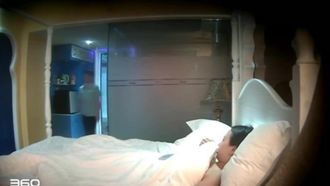 若い社交的なカップルが部屋でセックスします。ヒロインはとても美しく、セックスの後にタバコを吸うので生き神よりも優れています（1）。