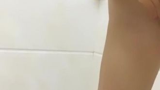 容姿端麗な美女が、バスルームでシャワーを浴びながら、バイブを差し込まれ、彼女の喘ぎ声がとても魅力的です。 、お見逃しなく。