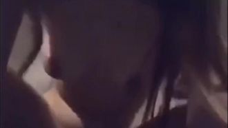 甘くてセクシーなネットセレブの女神ディアガールは、夜、妻が寝ている間に隣の男性と約束をし、セックスするために階段へ行きました。