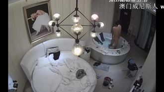 [360 Water Drops TP] 白い浴槽の部屋では、若い男が浴槽で激しくセックスし、女性客が携帯電話をいじっていて、数分以内に 2 回目のセックスを開始する様子が盗撮されました。