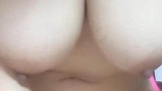 豊満な体と大きな胸を持つ女の子は、裸で自分のマンコを広げ、そこに指を挿入します。それが好きなら、それをお見逃しなく。 。