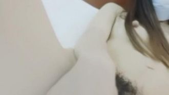 女友自慰得受不了，竟自己抓起我的老二就往裡面塞