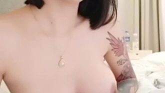 [Chinese anchor leaked] A tattooed girl is waiting for a financial sponsor to book a room in a hotel. She is bored and enjoys herself first, and then offers benefits to other young brothers to enjoy. She does not waste time at all.