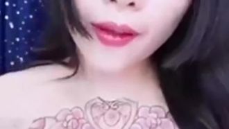 胸前纹身贴大奶妹子性感丁字裤高跟鞋滴蜡道具JJ骑乘勐插