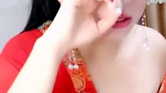 穿的紅紅火火很喜氣的美女少婦和砲友雙人啪啪秀男女均露臉激情啪啪很是誘人