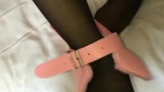 ベッドの上の若い女性がとてもセクシーかどうかはわかりませんが、彼女は拘束されながら兄とセックスしています。