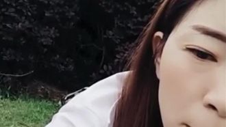 美しいキャスターと男性パートナーは、白昼の公園の木陰で胸を大胆に露出し、オマンコを弄り、生放送効果でフェラをした。