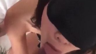 女友蒙眼吃雞~跪在大雞巴前全舔狂咬~