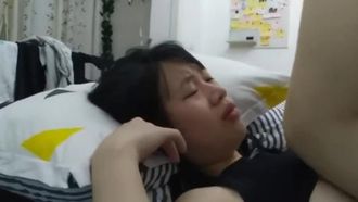某大學同居情侶啪啪自拍流出還用大黑牛調情很會玩就是男的太猥瑣了