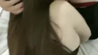 狂野女郎露脸非常骚丝袜情趣跟两个小哥玩3P，大奶子还能玩乳交，被按着头草嘴