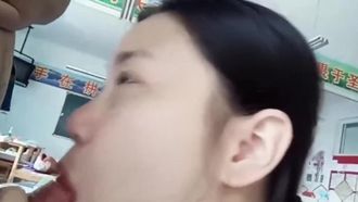クラスメイトが教室に来る前に彼氏がチャックを開けて彼女に棒をあげた！