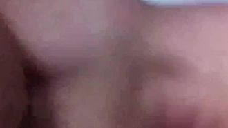兄弟们一起上~把学妹摆中间前后夹攻~还偷偷趁她咬咬的时候拍下她淫荡的背影~