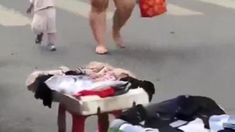 強くて大胆な母親が路上で我が子を見せびらかす
