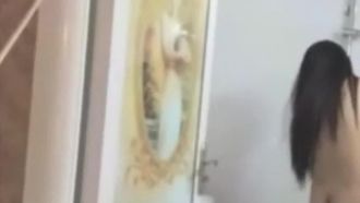 18岁还是处女的妹子 破处直播 狼友大呼过瘾 妹子流了好多血肯定很痛