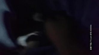 会所选妃一千四的坐台妹假借看AV摆好设备明目张胆的偷拍