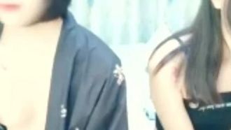 [中国アンカー流出] 2人の若い女の子が一緒に住んで、自分たちの柔らかい体とセックスパートナーとの情熱的なセックスを見せ、非常に魅力的です