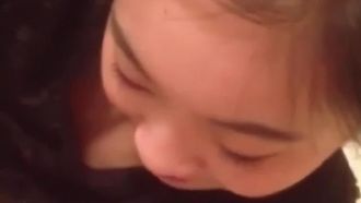 小仙女鼻子闻闻，舌头舔舔，龟头出水啦