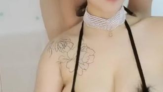 巨乳の小さな女は、従順ではなく、巨根を頭に押し付けられ、犯されます。