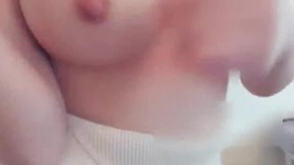 巨大な白翡翠餅～G乳は何も隠さない～大きな乳房が揺れる～頭皮がしびれる～