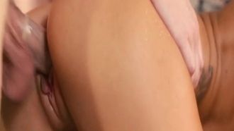 セクシーなランジェリーを着た見事な美女が高級ホテルで彼氏に巨根で犯される