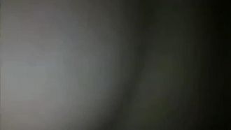 有恋脚癖变态姐夫把家里带孩子的小姨子弄迷糊了舔完脚插逼