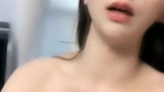 容姿端麗でスレンダーな女の子が小道具を使ってオナニーする彼女のセクシーな巨尻が白い汁を噴出させます。